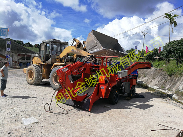 小型輪式扒渣機(jī) 1-22-1輪式扒渣機(jī).jpg